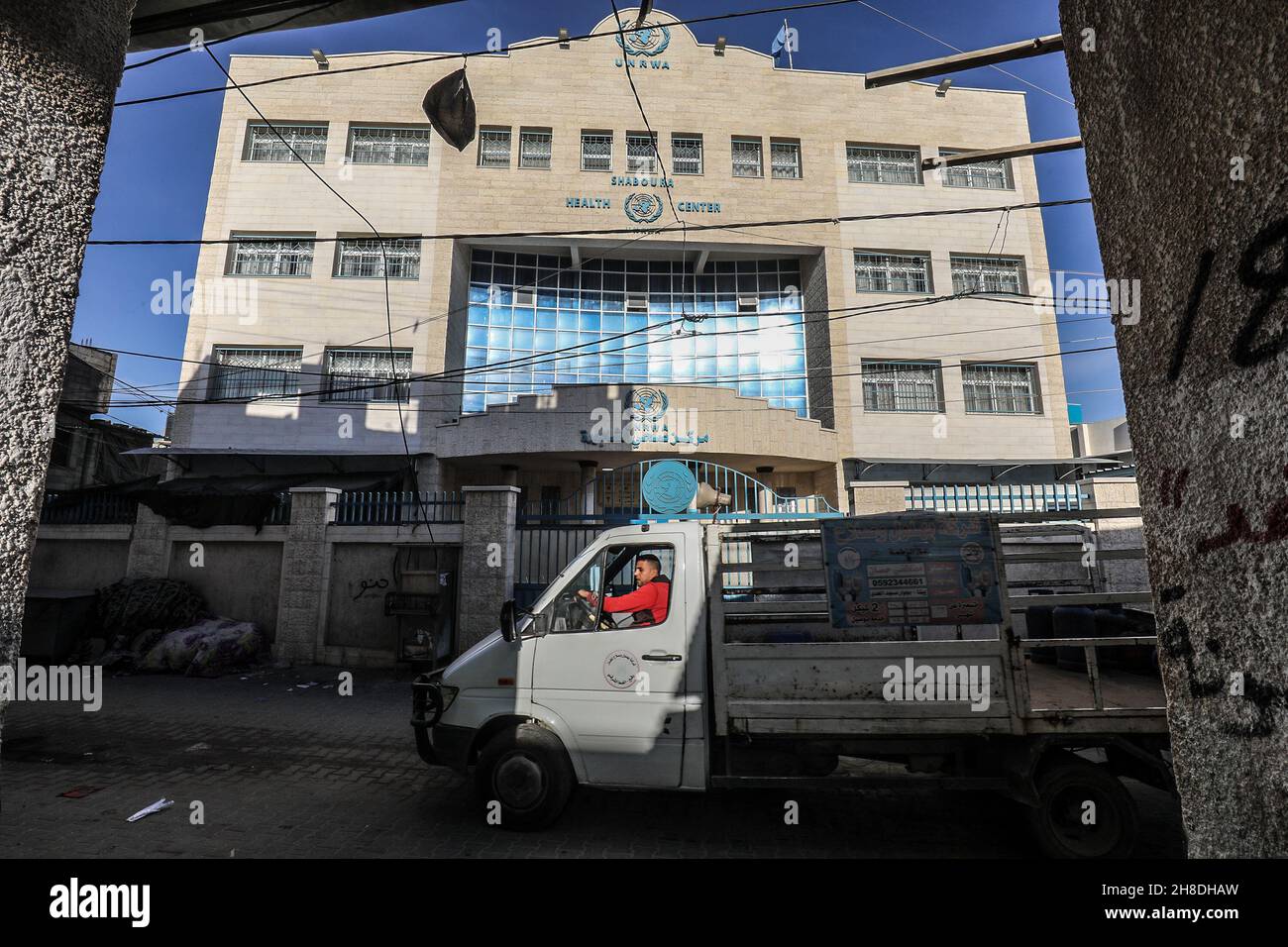 Il personale dichiara uno sciopero globale in tutte le istituzioni dell'Agenzia delle Nazioni Unite per il Soccorso e l'occupazione Palestin UNRWA, nella striscia di Gaza, il 29 novembre 2021. Foto Stock