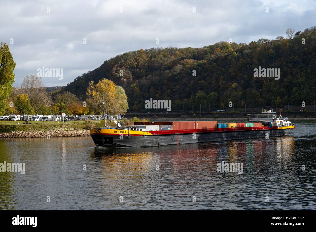 1 novembre 2021 - Coblenza, Germania: Una chiatta fluviale all'angolo tedesco erano i fiumi Rhein e Mosel incontro Foto Stock