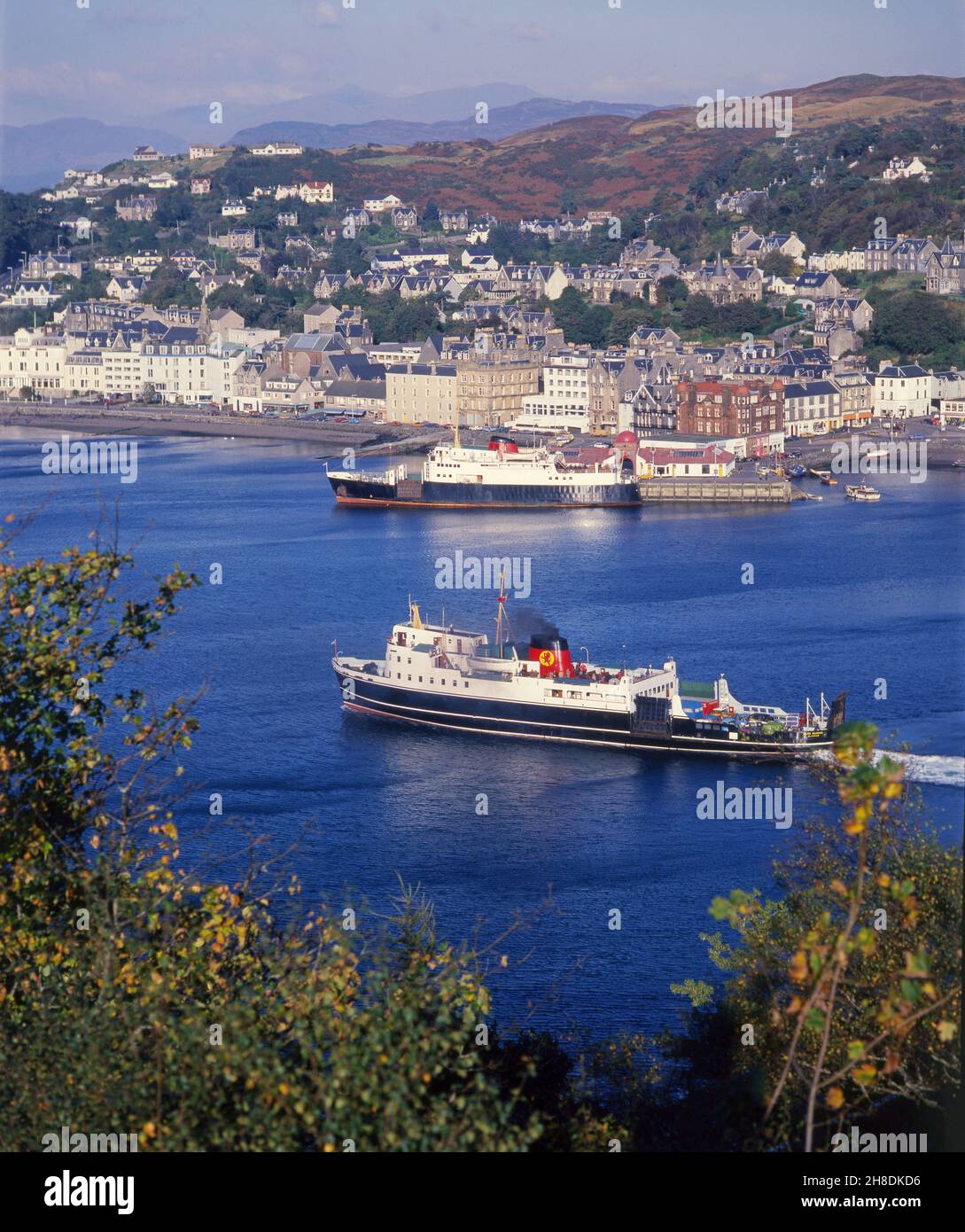 Vista estiva scena di Oban negli anni '70 con la MV Glen Sannox e MV Columba in vista, Argyll Foto Stock