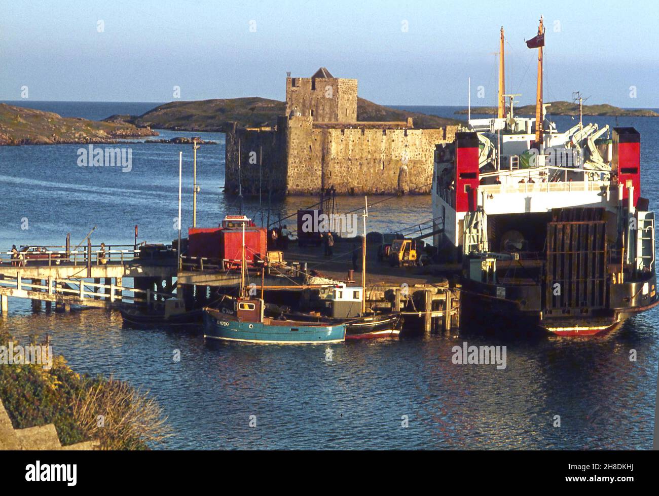 La MV Iona a castlebay con il castello di Kisimul in vista, isola di barra anni '70 Foto Stock