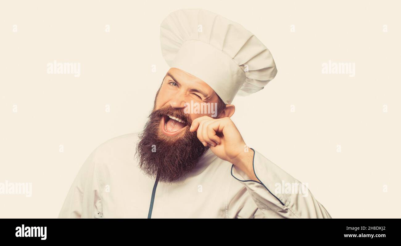 Ritratto di un cuoco chef felice. Cuoci cappello. Cuoco, cuochi o panettiere con bearded. Cuochi maschi bearded isolati su bianco. Chef divertente con cuoco per la barba. Barba uomo e. Foto Stock