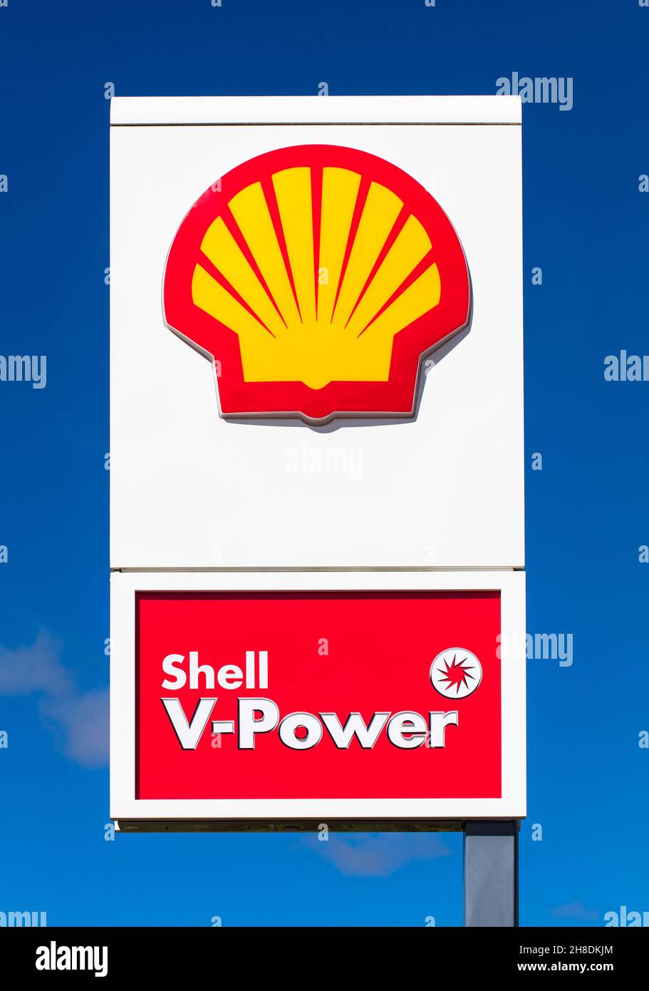 SANTA CATARINA, BRASILE - 30 ottobre 2021: Un cartello Shell V-Power presso la stazione di rifornimento Shell con il cielo blu sfondo Foto Stock