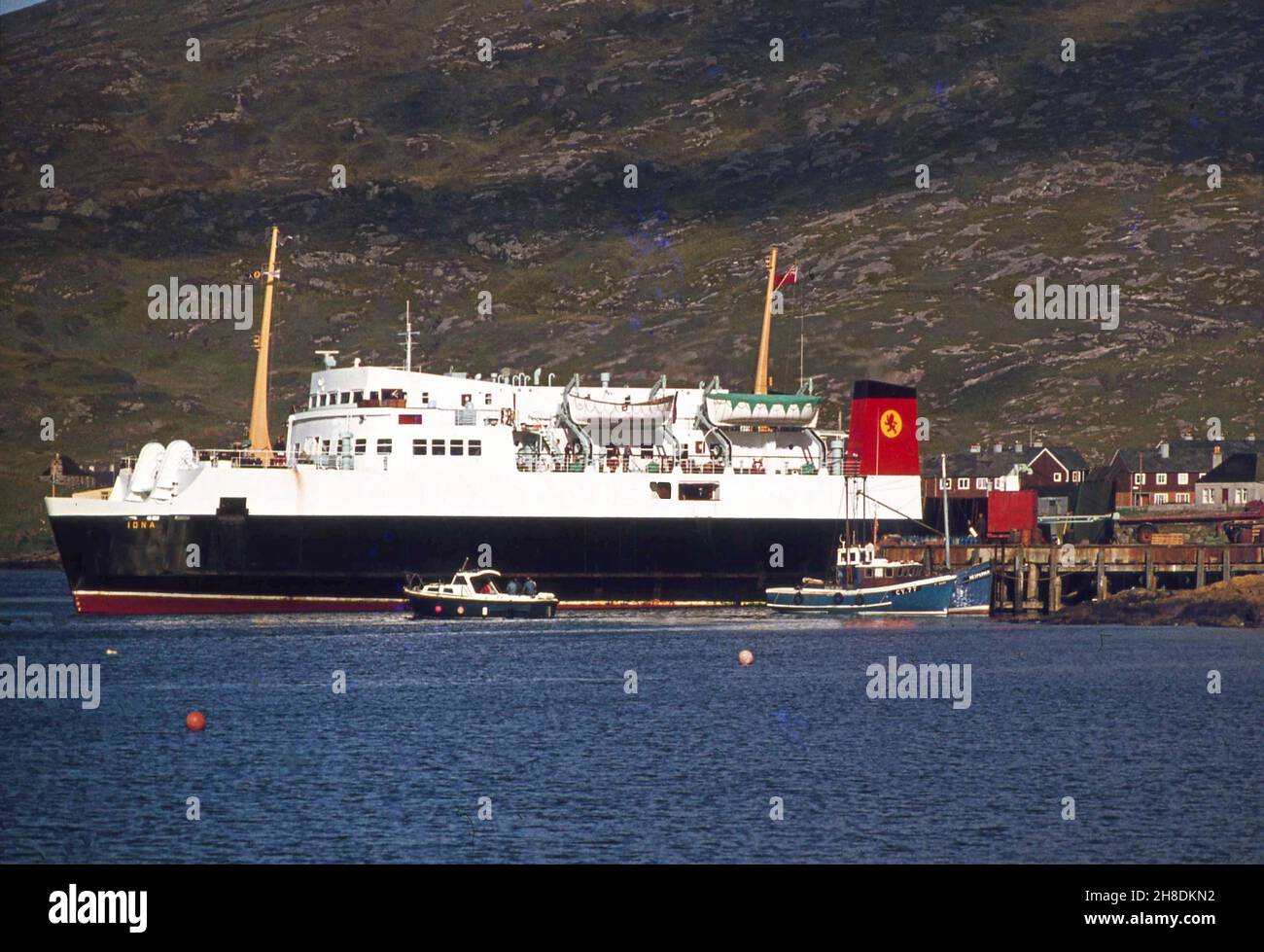 La MV Iona a castlebay con il castello di Kisimul in vista, isola di barra anni '70 Foto Stock