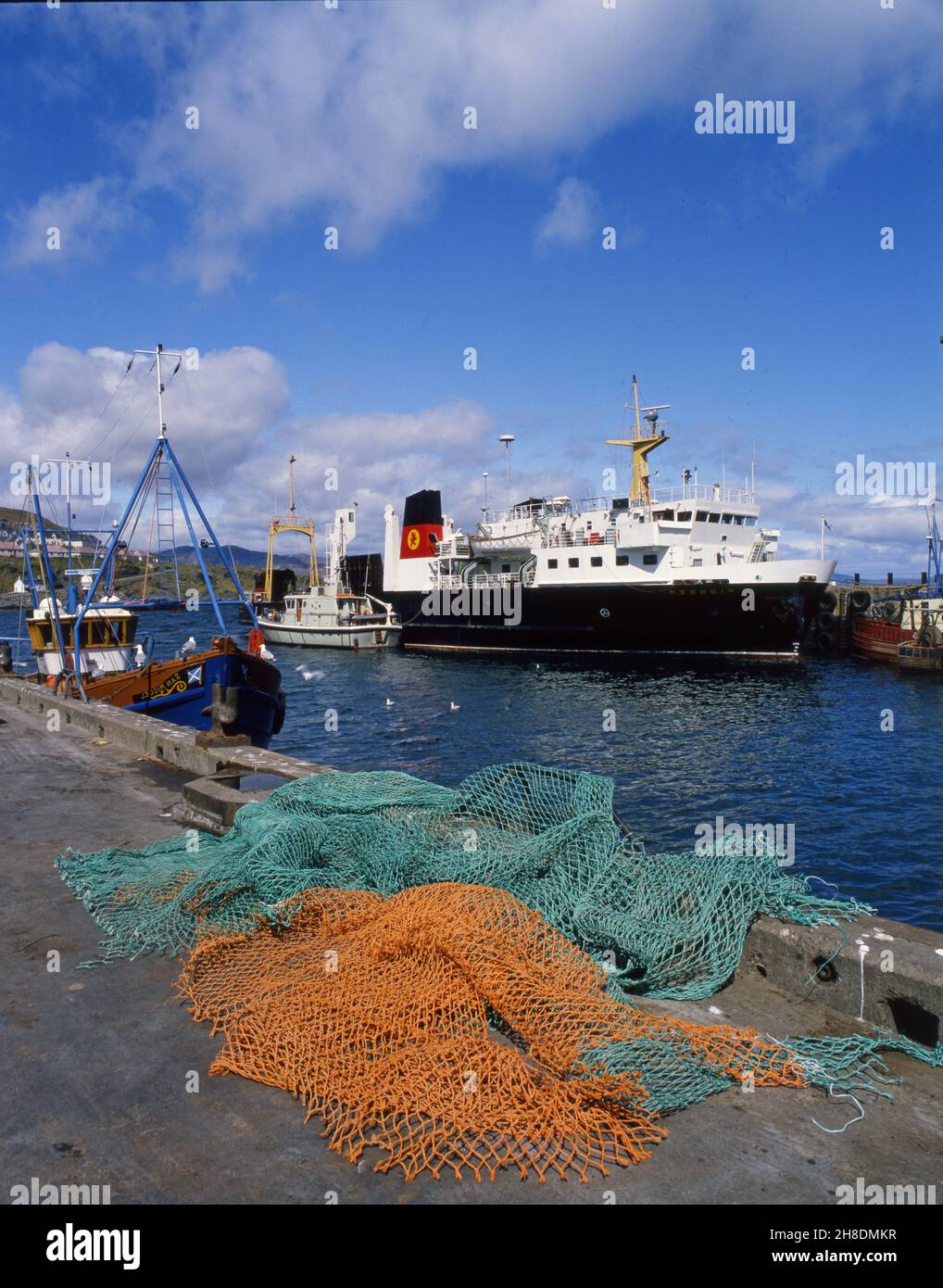 Caledonian MacBrayne Vessel MV Pioneer ormeggiato a Mallaig anni '80 Foto Stock