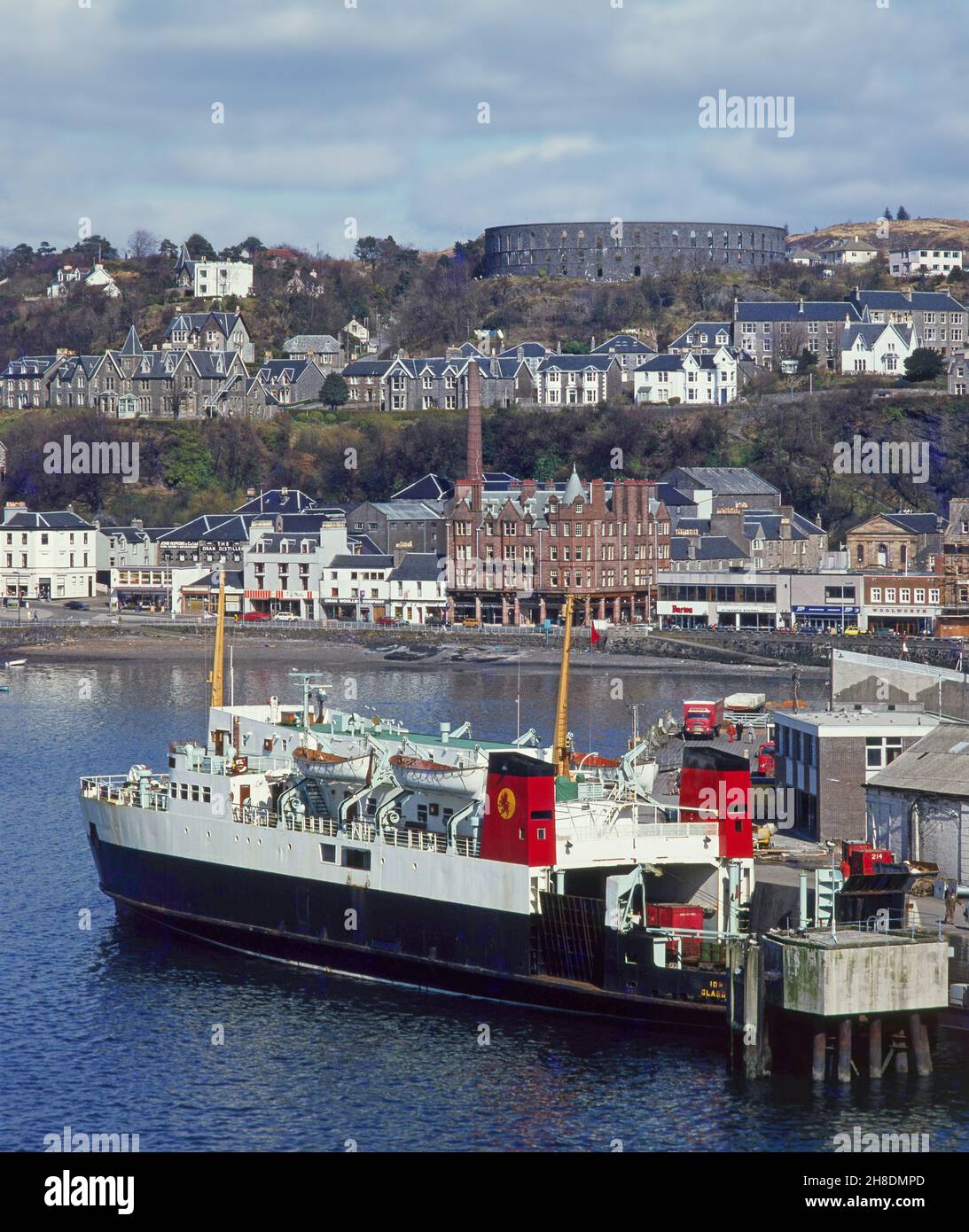 La MV Iona si è ormeggiato al molo della ferrovia di Oban negli anni '70 Foto Stock