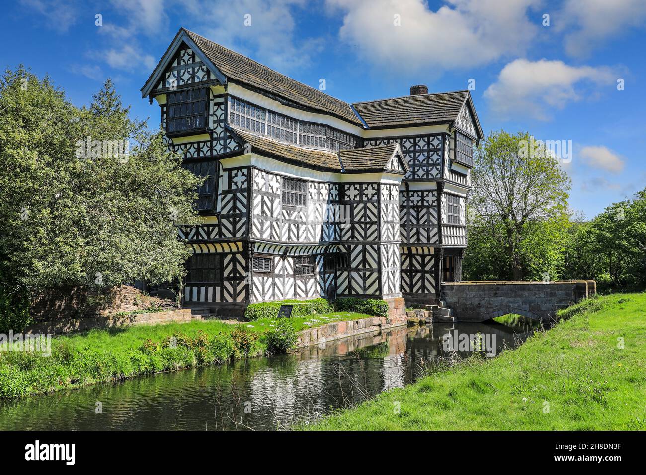 Little Moreton Hall, Cheshire, Inghilterra, Regno Unito, una casa padronale in legno del XV secolo * FOTO SCATTATA DAL SENTIERO PUBBLICO * Foto Stock