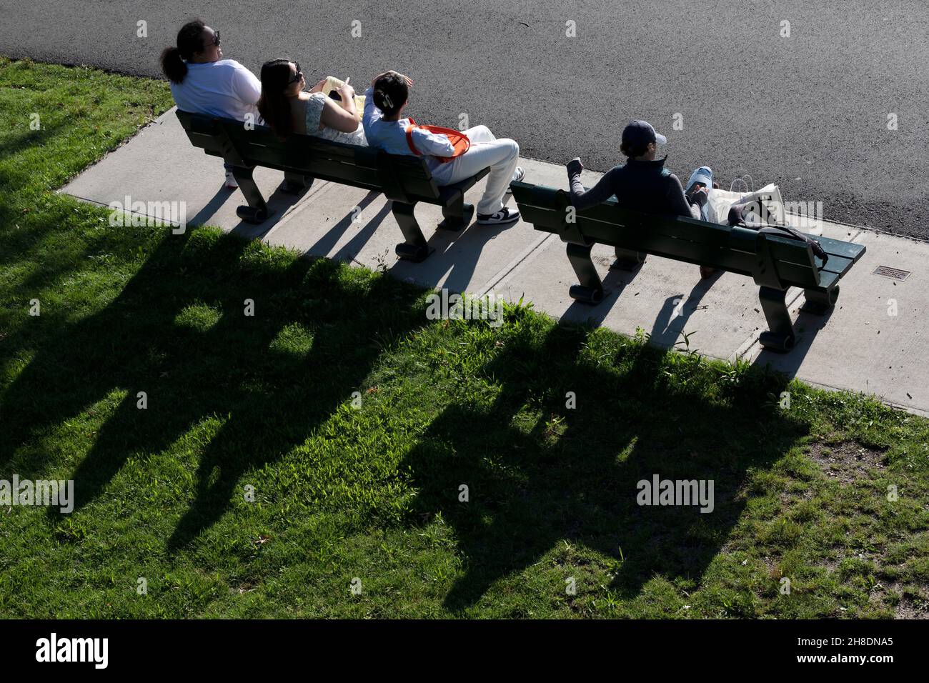 Persone sedute su panchine del parco, Esplanade, Boston, Massachusetts Foto Stock