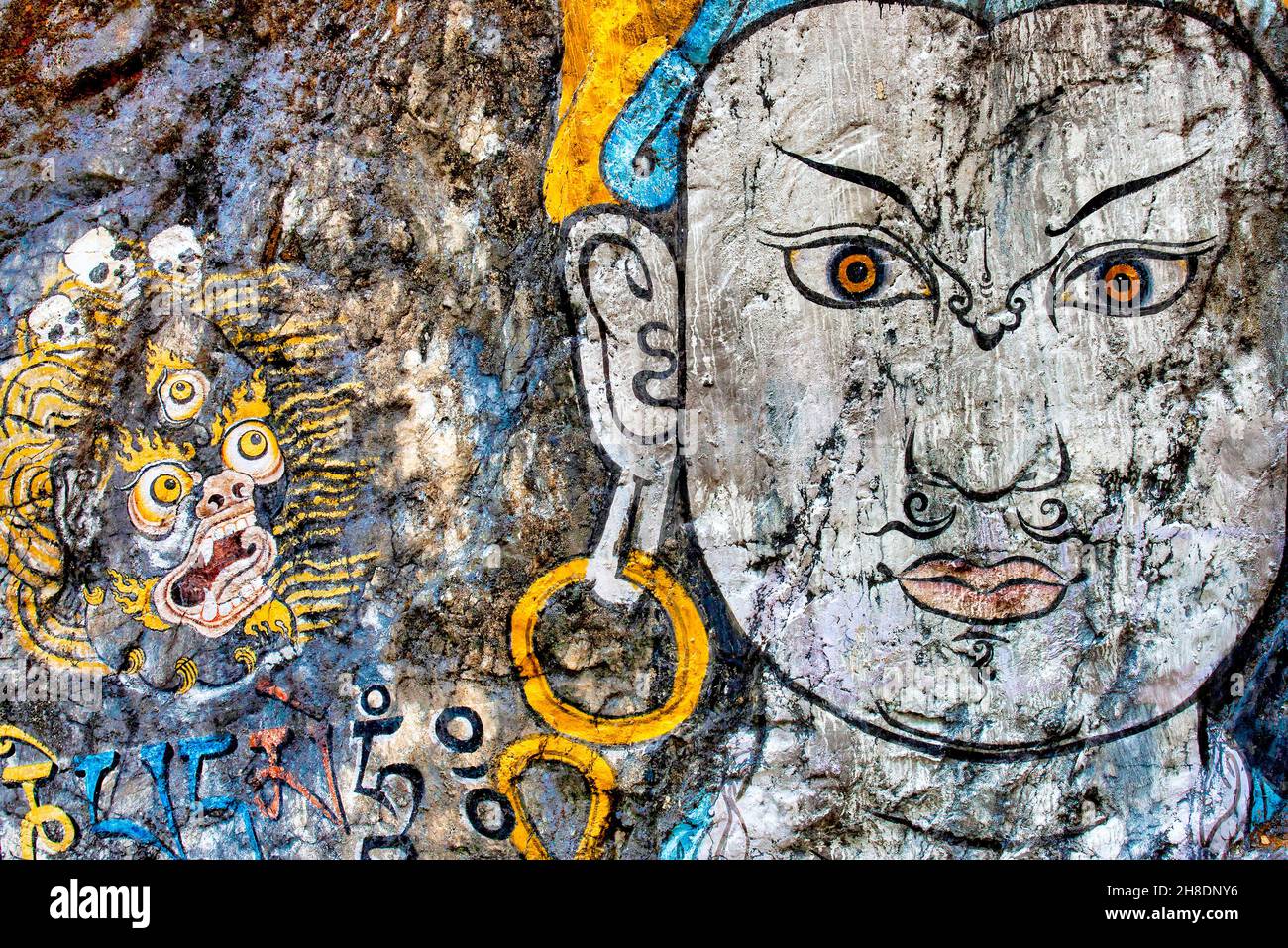 Grotta dipinta sulla strada per Bumthang, distretto di Bumthang, Bhutan Foto Stock