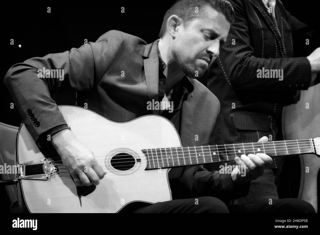 Thom Whitworth suona la chitarra con Djanco, Scarborough Jazz Festival 2021, Regno Unito Foto Stock