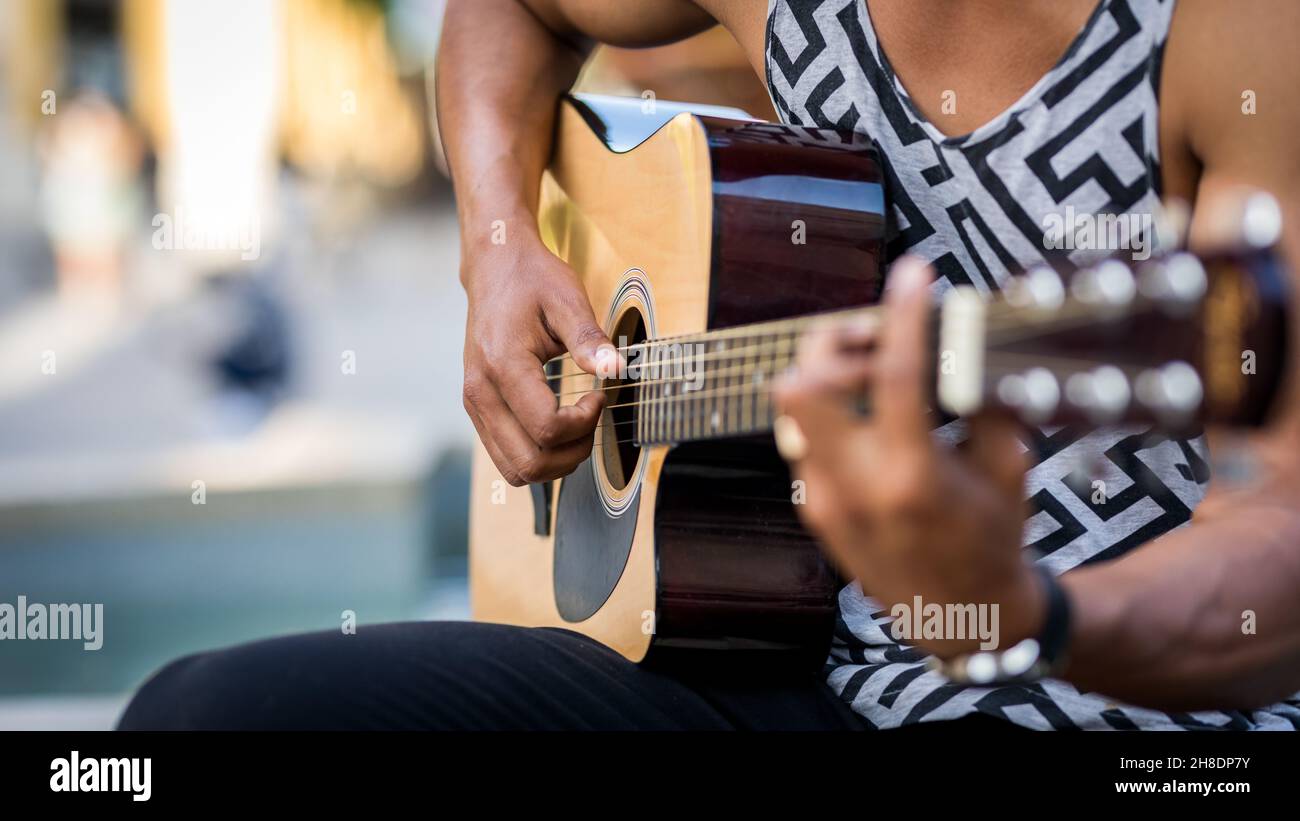 Dettaglio del chitarrista latino che suona la chitarra in strada Foto Stock