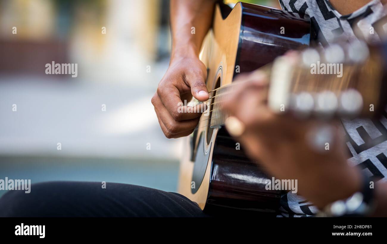 Dettaglio del chitarrista latino che suona la chitarra in strada Foto Stock