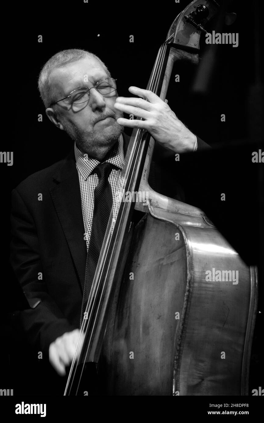 Dave Green suona il contrabbasso con Karen Sharp Quartet, Scarborough Jazz Festival 2021, UK Foto Stock