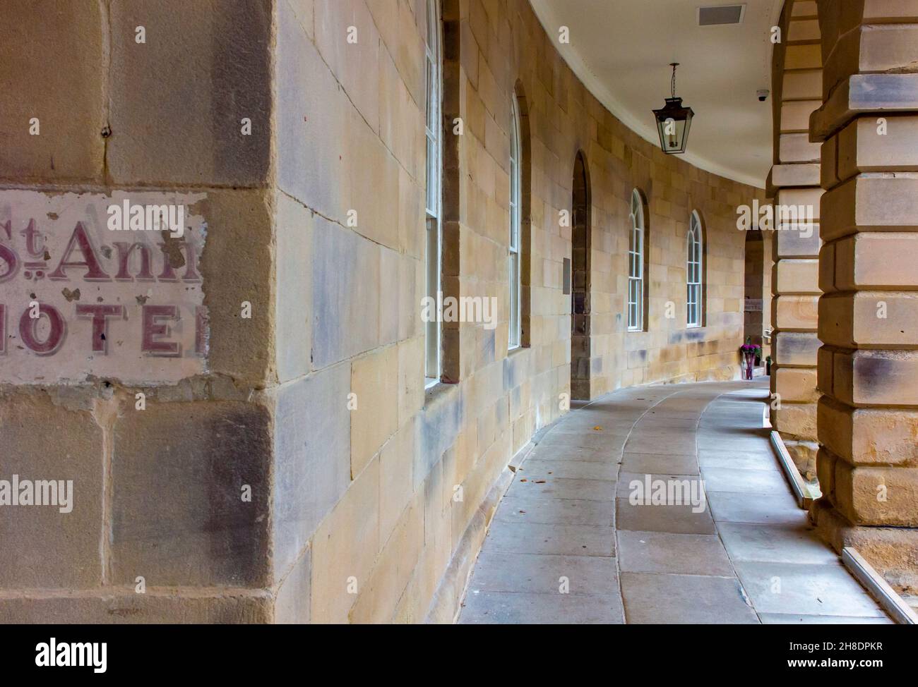 Dettaglio del recentemente restaurato Buxton Crescent High Peak Derbyshire Peak District Inghilterra UK costruito nel 1780-89 progettato dall'architetto John Carr. Foto Stock
