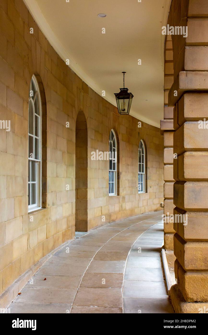 Dettaglio del recentemente restaurato Buxton Crescent High Peak Derbyshire Peak District Inghilterra UK costruito nel 1780-89 progettato dall'architetto John Carr. Foto Stock