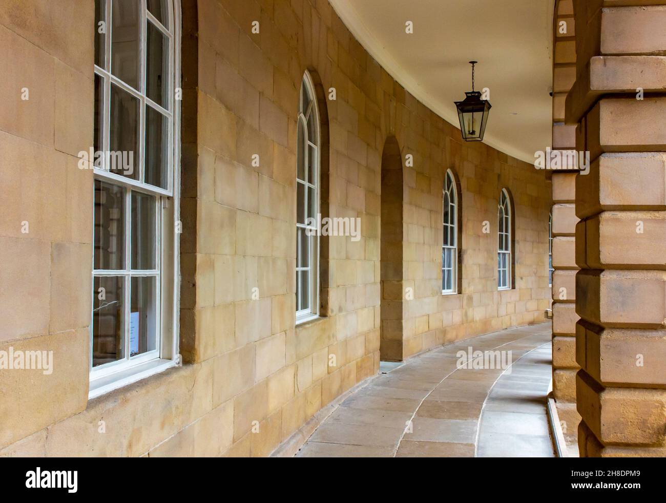 Dettaglio del recentemente restaurato Buxton Crescent High Peak Derbyshire Peak District Inghilterra UK costruito nel 1780-89 progettato dall'architetto John Carr. Foto Stock