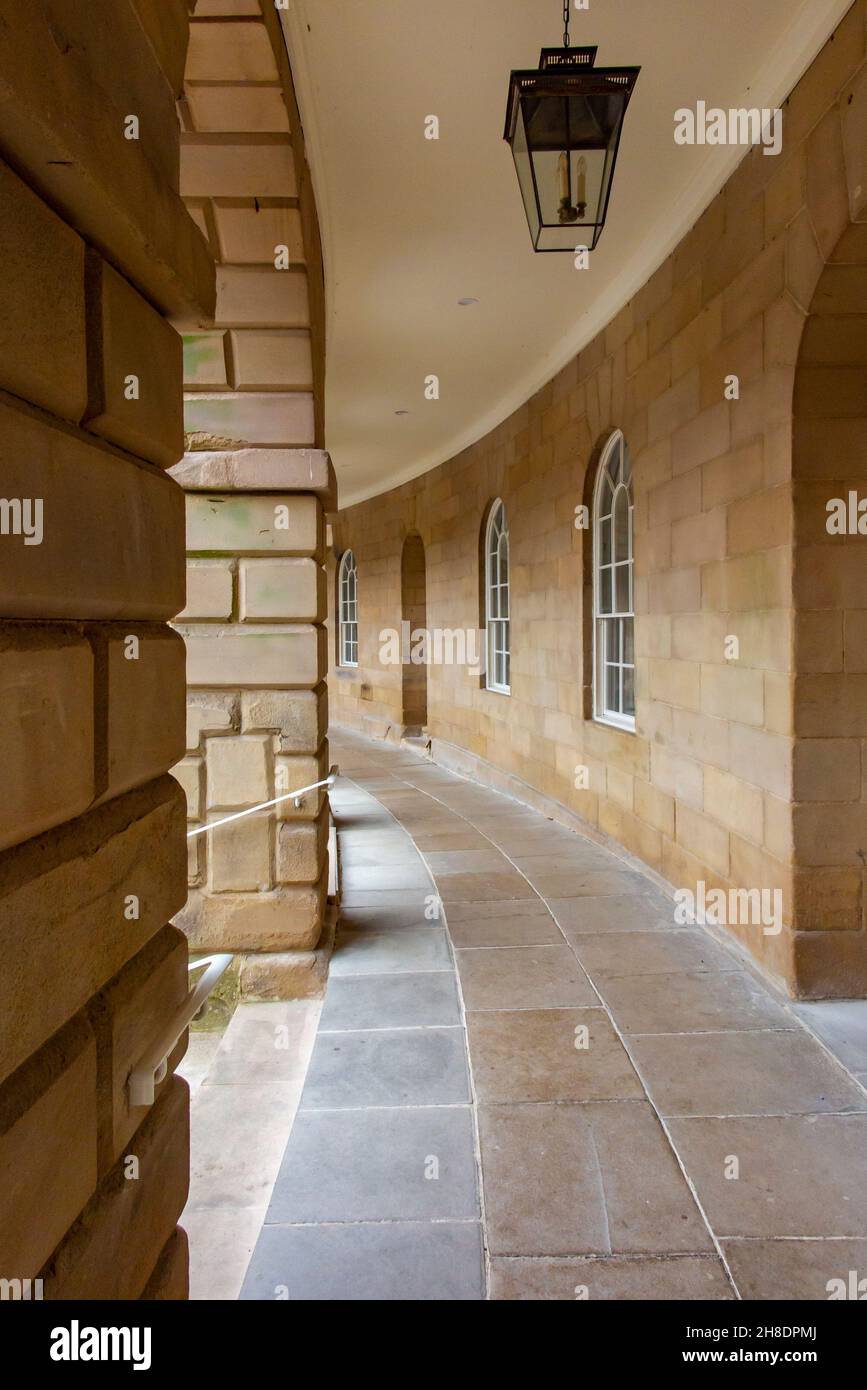 Dettaglio del recentemente restaurato Buxton Crescent High Peak Derbyshire Peak District Inghilterra UK costruito nel 1780-89 progettato dall'architetto John Carr. Foto Stock