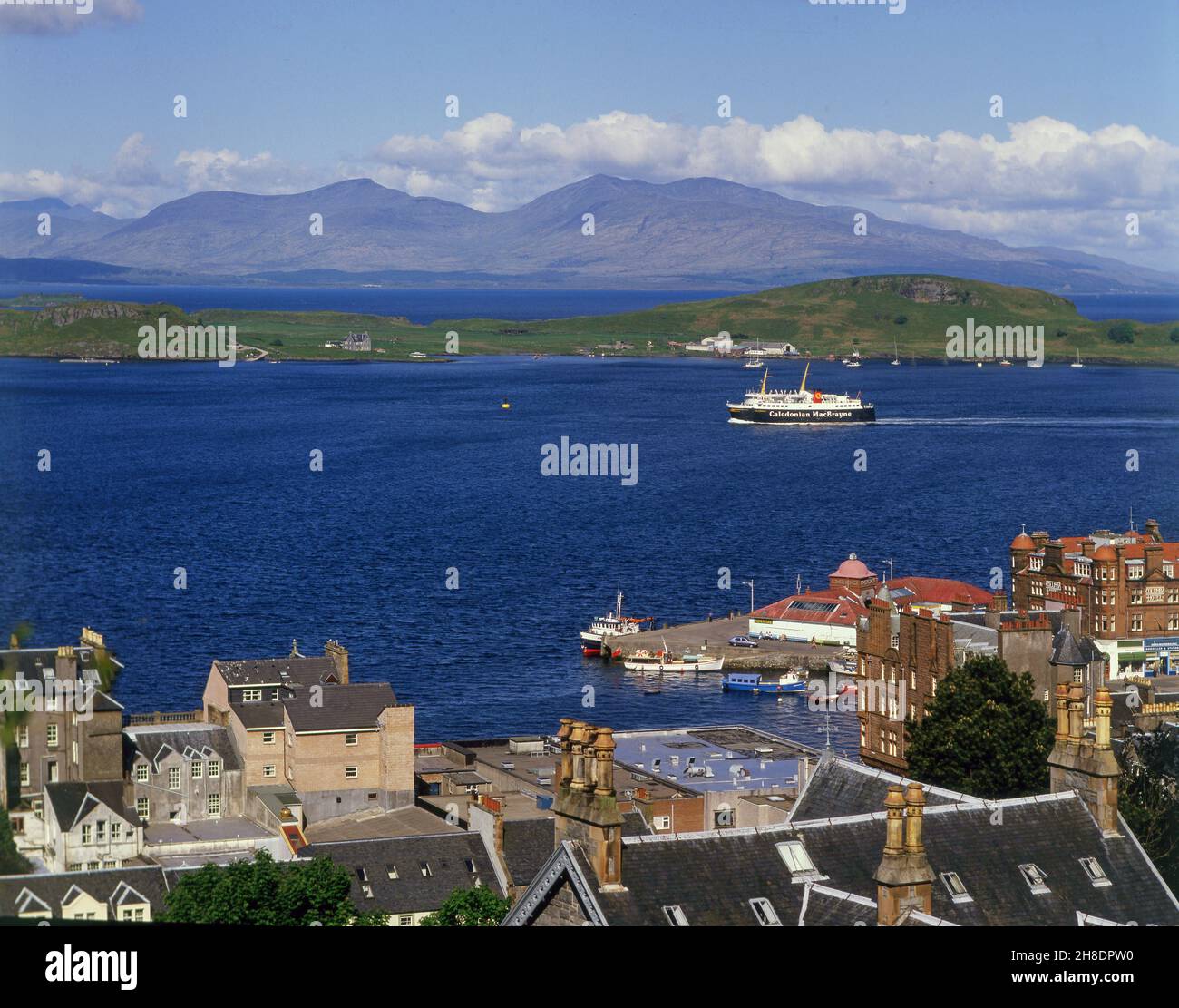 MV Caledonia naviga nella baia di Oban, Oban anni '80 Foto Stock