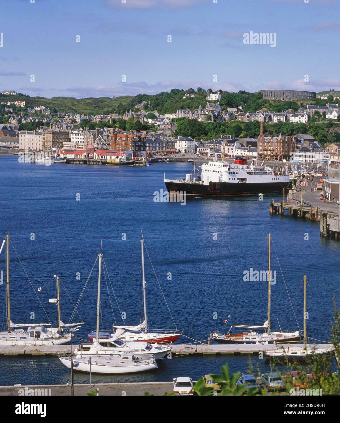 MV Columba parte dal molo ferroviario di Oban degli anni '70 Foto Stock