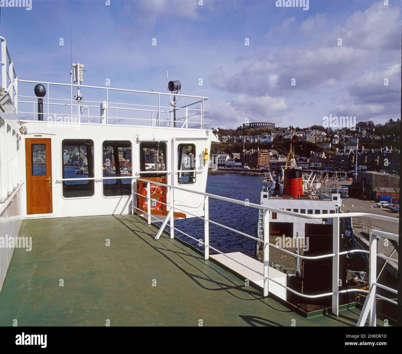 Oban negli anni '70 con la MV Glen Sannox in vista. Foto Stock