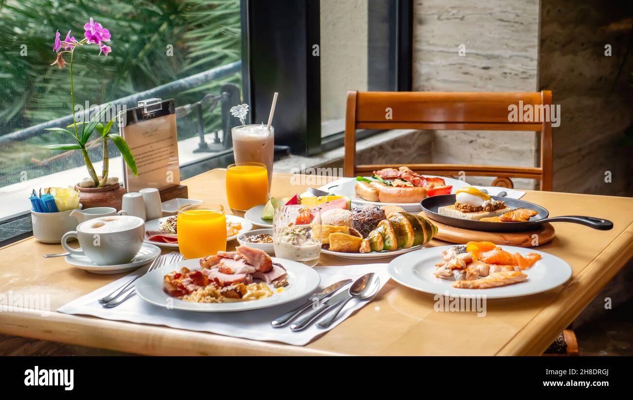 Colazione in hotel di lusso. Table pieno di cibo vario dal buffet nel resort moderno Foto Stock