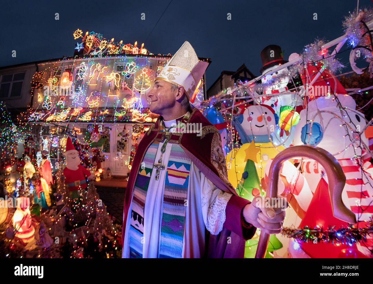 Londra, Regno Unito. 29 novembre 2021. Spettacolare mostra di luci della casa di Natale a Welling. Jonathan Blake (nella foto), Arcivescovo residente della Chiesa episcopale aperta, ha decorato la sua casa di famiglia ogni anno dal 2002. Per alcuni dei bambini locali, "la Casa di Natale" come la chiamano, è una parte vitale della loro esperienza di Natale. Bishop Blake utilizza il display annuale delle luci per aiutare a raccogliere fondi per fornire acqua pulita ai piccoli villaggi in Gambia. Credit: Guy Corbishley/Alamy Live News Foto Stock