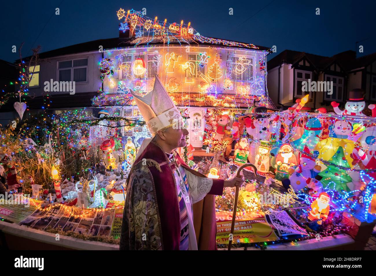 Londra, Regno Unito. 29 novembre 2021. Spettacolare mostra di luci della casa di Natale a Welling. Jonathan Blake (nella foto), Arcivescovo residente della Chiesa episcopale aperta, ha decorato la sua casa di famiglia ogni anno dal 2002. Per alcuni dei bambini locali, "la Casa di Natale" come la chiamano, è una parte vitale della loro esperienza di Natale. Bishop Blake utilizza il display annuale delle luci per aiutare a raccogliere fondi per fornire acqua pulita ai piccoli villaggi in Gambia. Credit: Guy Corbishley/Alamy Live News Foto Stock