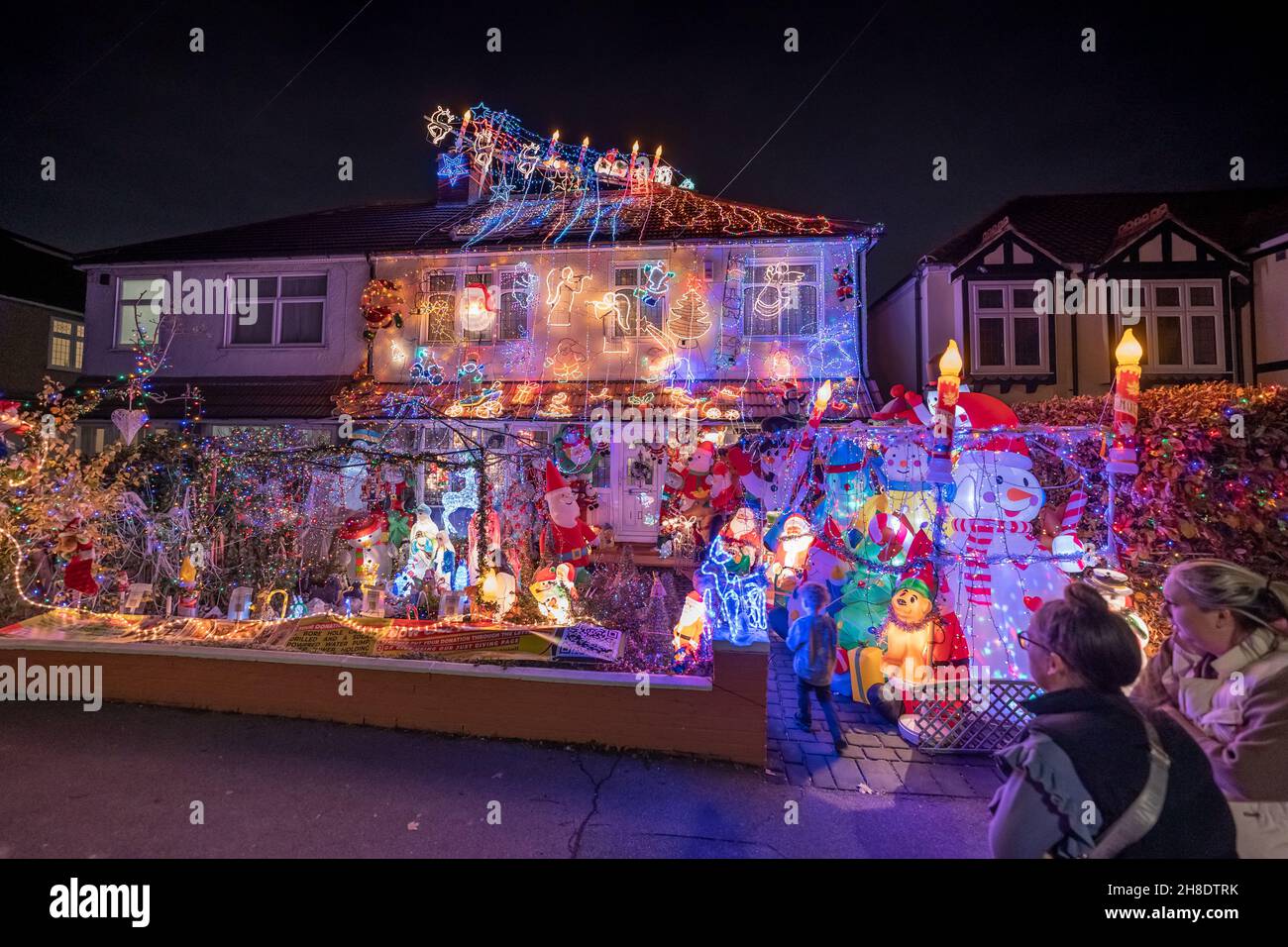 Londra, Regno Unito. 29 novembre 2021. Spettacolare mostra di luci della casa di Natale a Welling. Jonathan Blake, Arcivescovo residente della Chiesa episcopale aperta, ha decorato la sua casa di famiglia ogni anno dal 2002. Per alcuni dei bambini locali, "la Casa di Natale" come la chiamano, è una parte vitale della loro esperienza di Natale. Bishop Blake utilizza il display annuale delle luci per aiutare a raccogliere fondi per fornire acqua pulita ai piccoli villaggi in Gambia. Credit: Guy Corbishley/Alamy Live News Foto Stock
