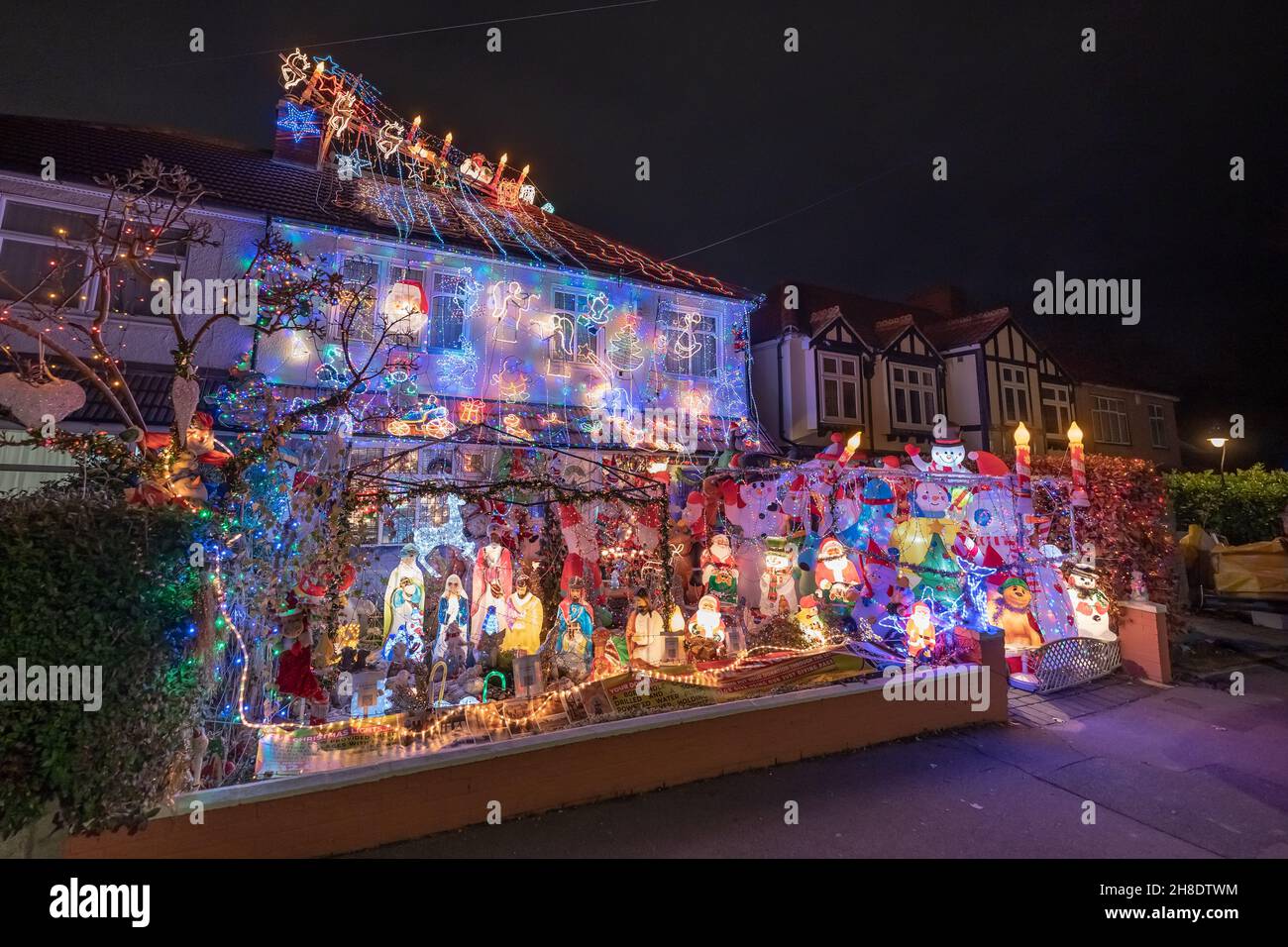 Londra, Regno Unito. 29 novembre 2021. Spettacolare mostra di luci della casa di Natale a Welling. Jonathan Blake, Arcivescovo residente della Chiesa episcopale aperta, ha decorato la sua casa di famiglia ogni anno dal 2002. Per alcuni dei bambini locali, "la Casa di Natale" come la chiamano, è una parte vitale della loro esperienza di Natale. Bishop Blake utilizza il display annuale delle luci per aiutare a raccogliere fondi per fornire acqua pulita ai piccoli villaggi in Gambia. Credit: Guy Corbishley/Alamy Live News Foto Stock
