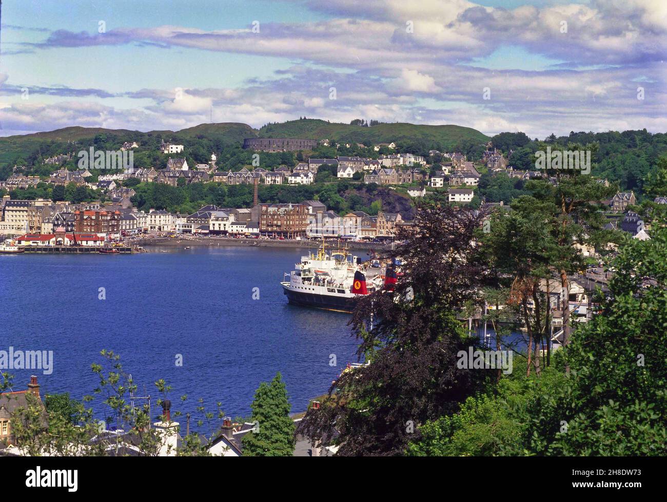 Vista estiva di Oban con la MV Claymore in vista degli anni '80 Foto Stock