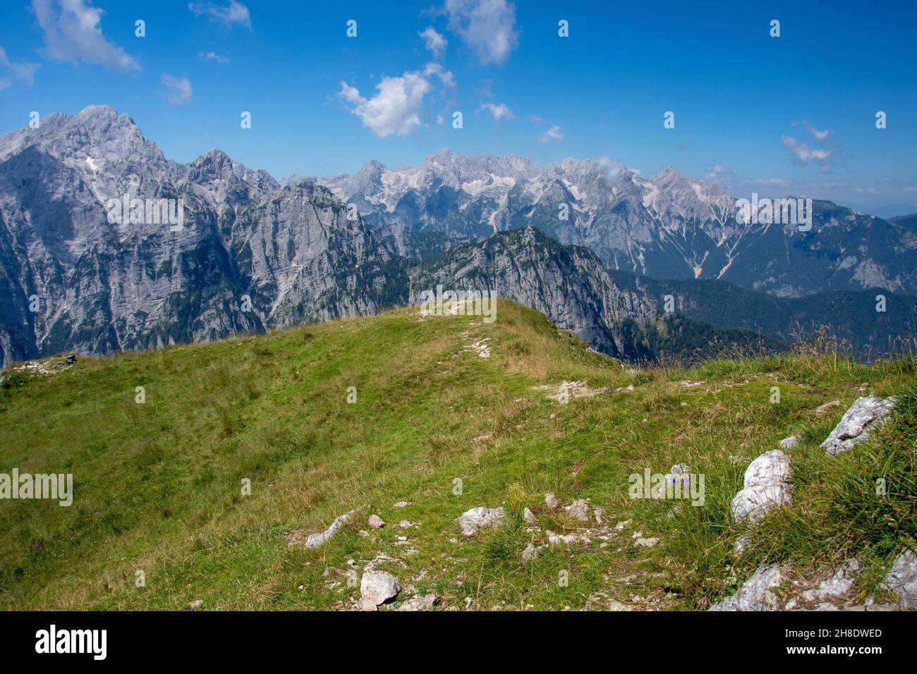 Vista da Debela Peč. Picco nelle Alpi Giulie, Slovenia, agosto 2020. Foto orizzontale a colori. Con vista sulla collina Triglav. Foto Stock