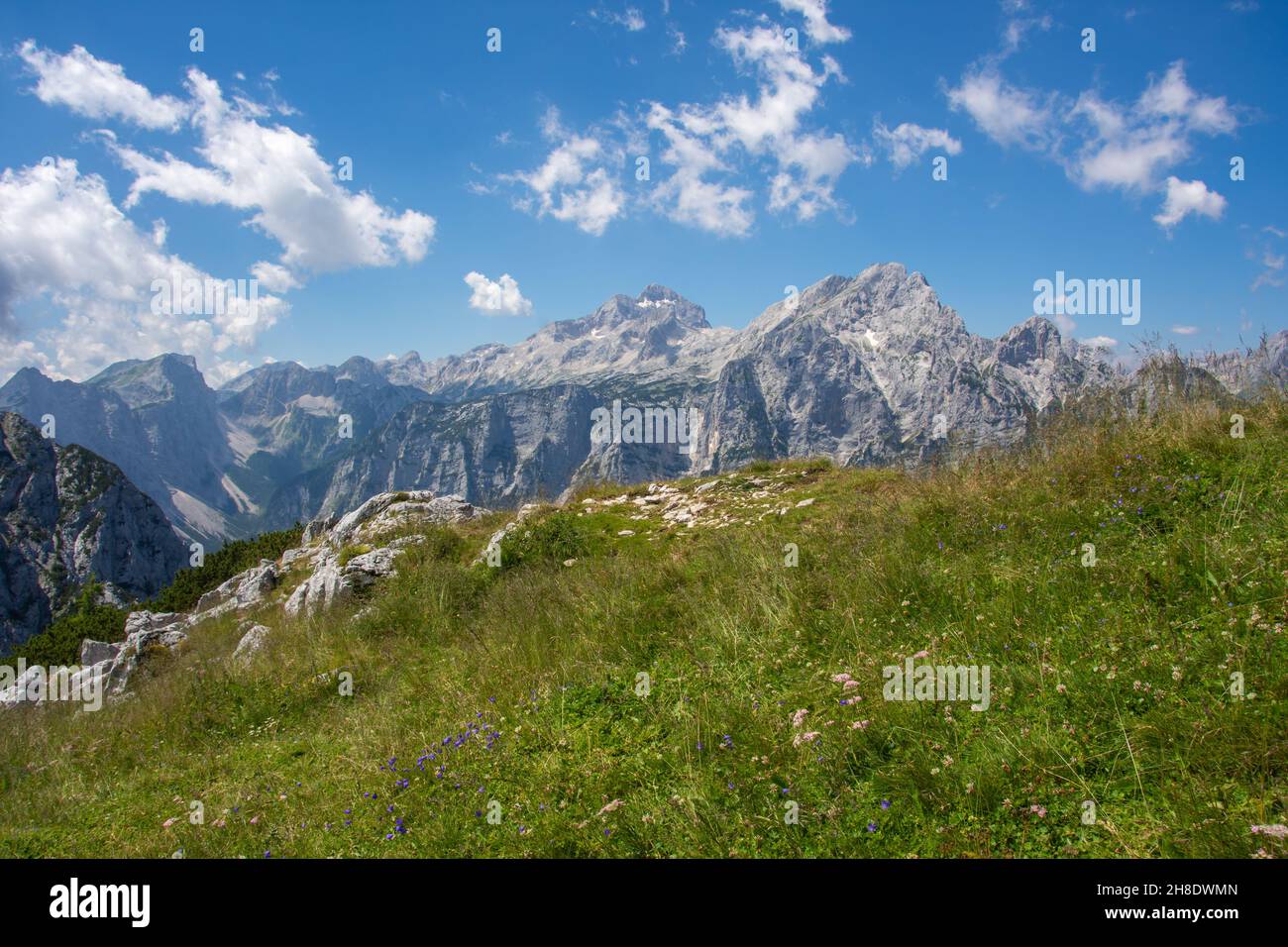 Vista da Debela Peč. Picco nelle Alpi Giulie, Slovenia, agosto 2020. Foto orizzontale a colori. Con vista sulla collina Triglav. Foto Stock