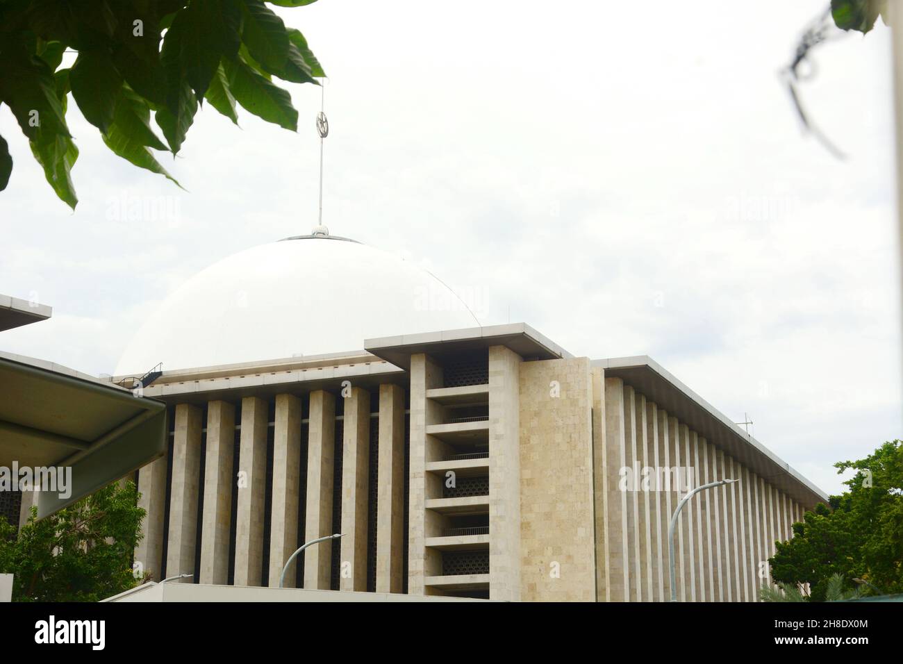 La moschea Istiqlal di Jakarta, Indonesia, è la più grande moschea del sud-est asiatico e la sesta moschea più grande del mondo Foto Stock