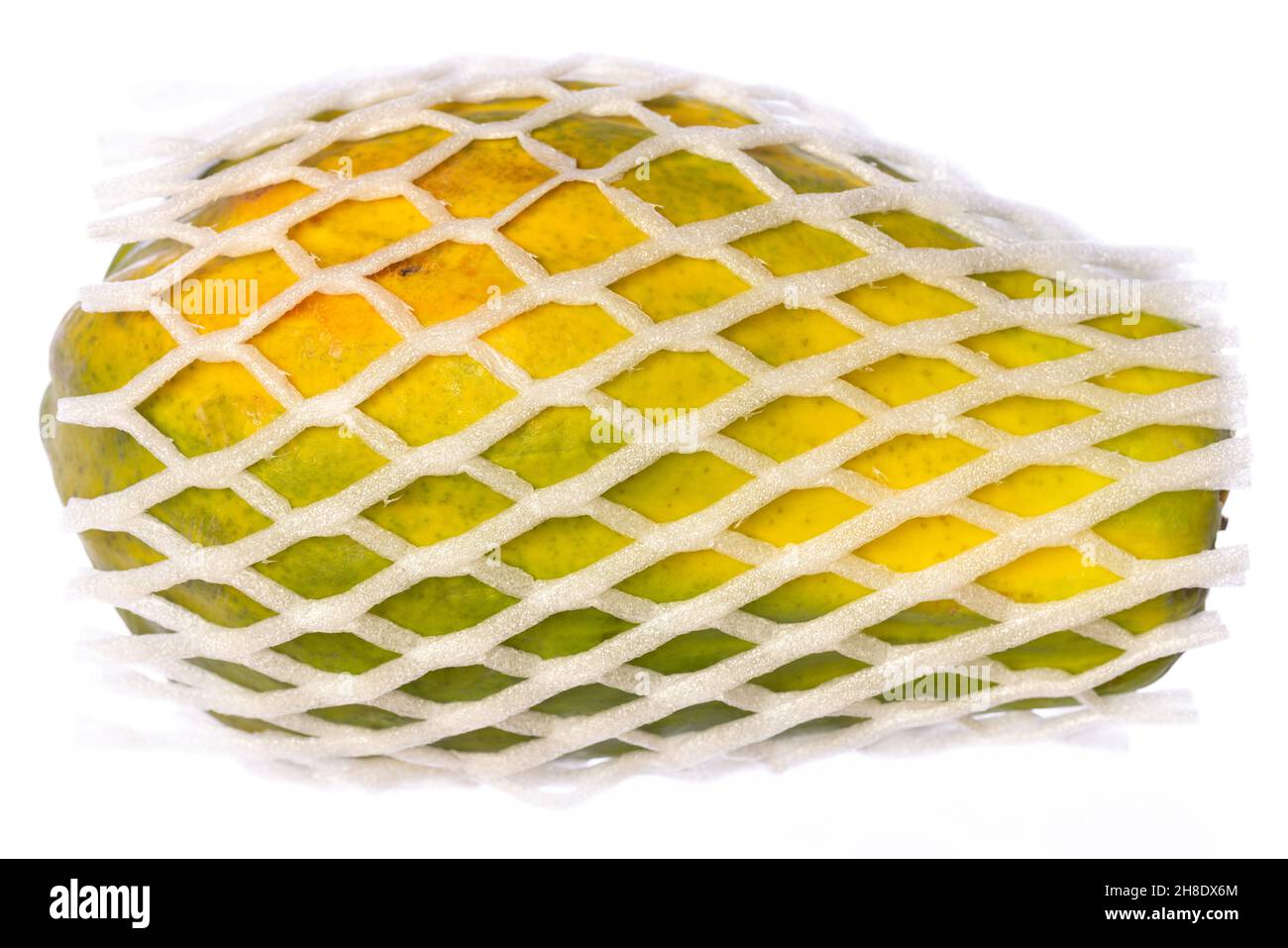 papaia intera intatta in una rete di imballaggio di plastica isolata su sfondo bianco Foto Stock