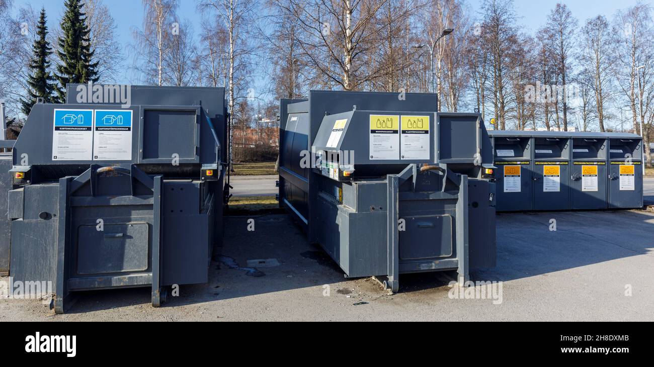 Pubblico e gratuito punto di raccolta rifiuti all'aperto per rifiuti domestici smistati e riciclabili , Finlandia Foto Stock