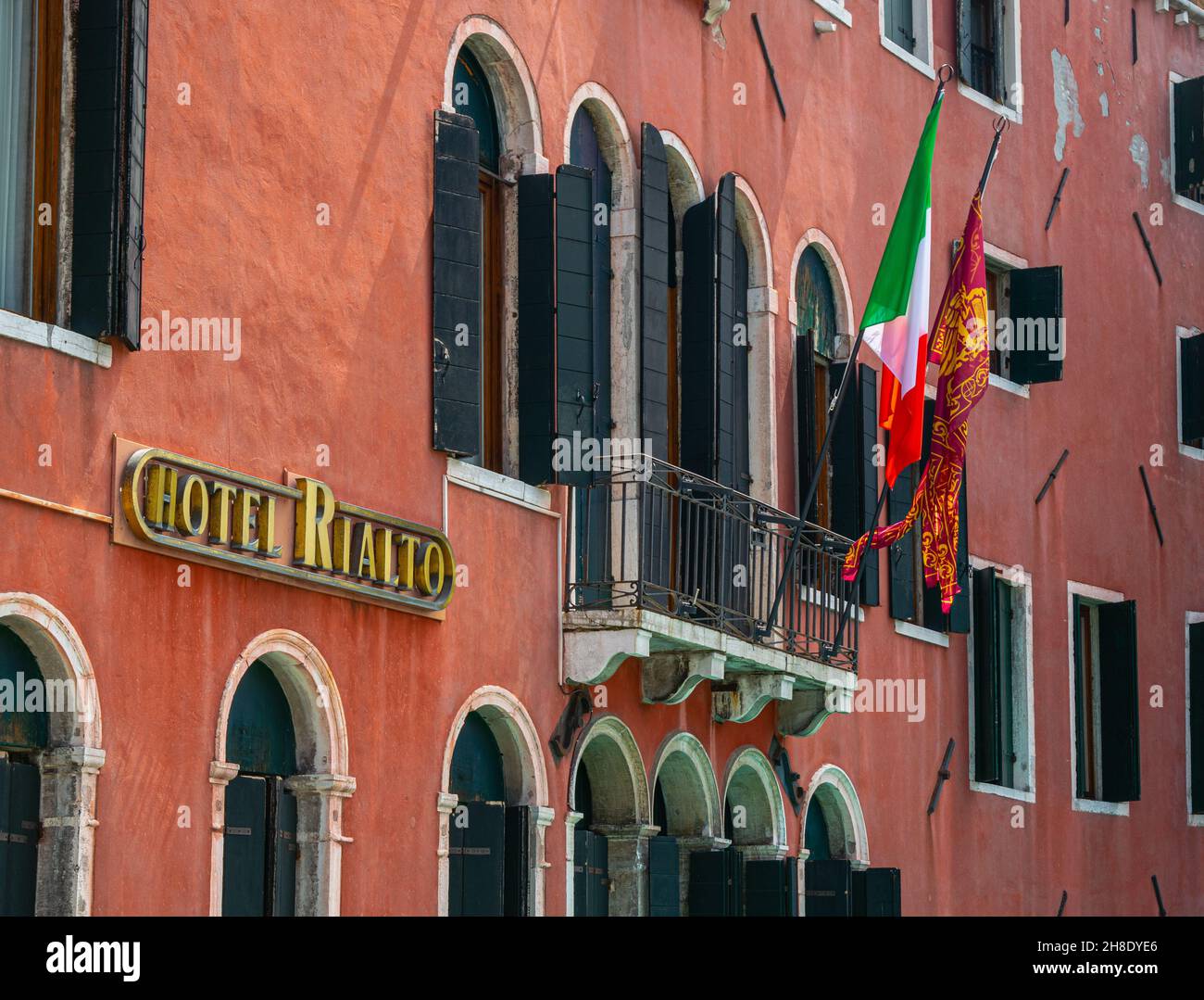 VENEZIA, ITALIA - Lug 31, 2019: Una prospettiva di Hotel Rialto e bandiera italiana a Venezia, Italia/ Foto Stock