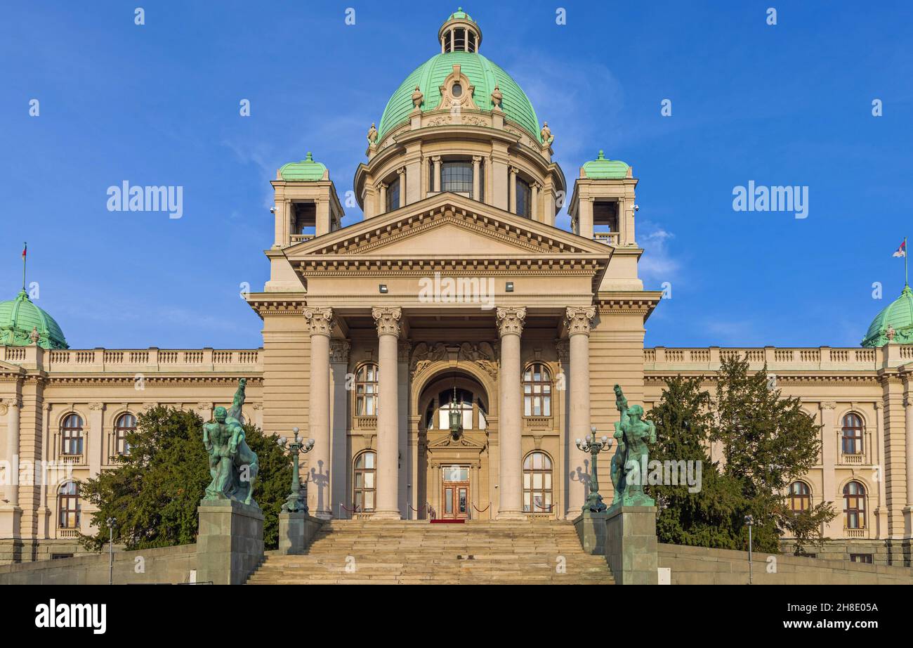 Belgrado, Serbia - 14 novembre 2021: Assemblea nazionale della Repubblica di Serbia edificio governativo ingresso principale. Foto Stock