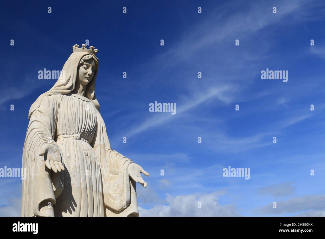 Una statua della Vergine Maria contro un cielo blu in Libano. Foto Stock