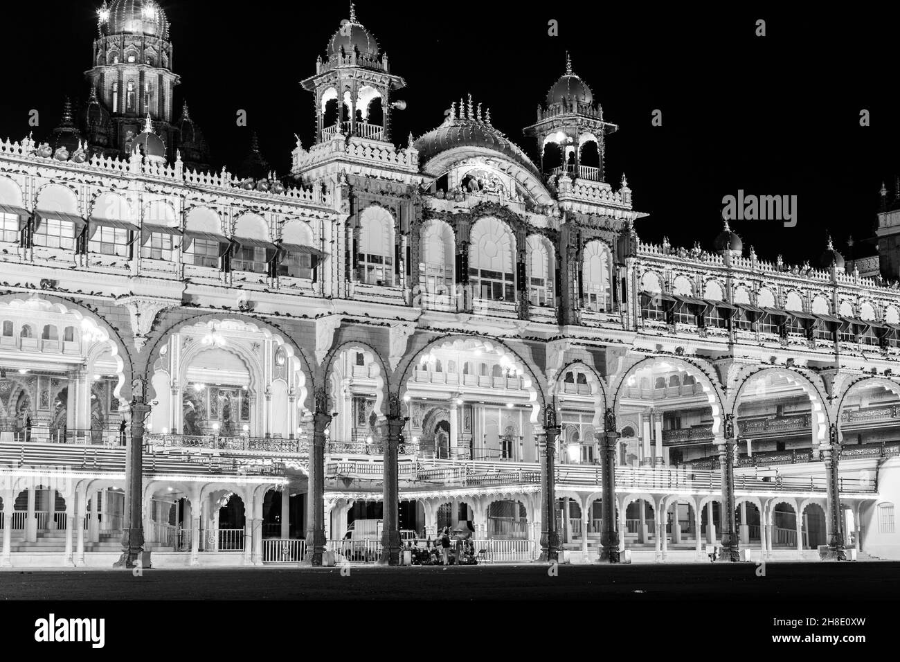 Palazzo Mysore in bianco e nero illuminato di notte, India. Iconico punto di riferimento a Karnataka Foto Stock