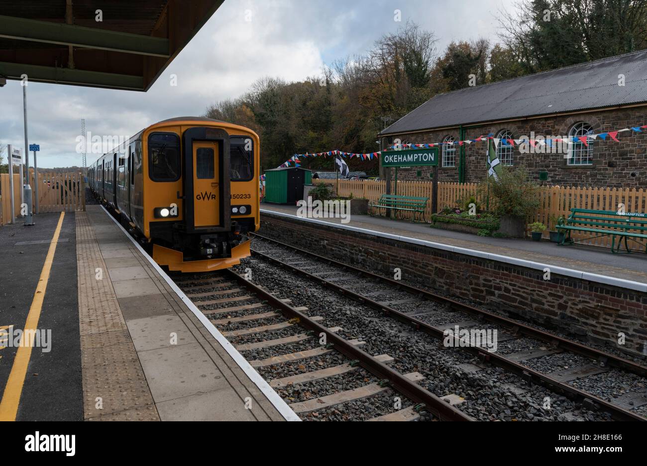 Okehampton, Devon, Inghilterra, Regno Unito. 2021. Treno della linea Dartmoor alla stazione di Okehampton, fine della linea, recentemente riaperto per visitare Dartmoor, Regno Unito. Foto Stock