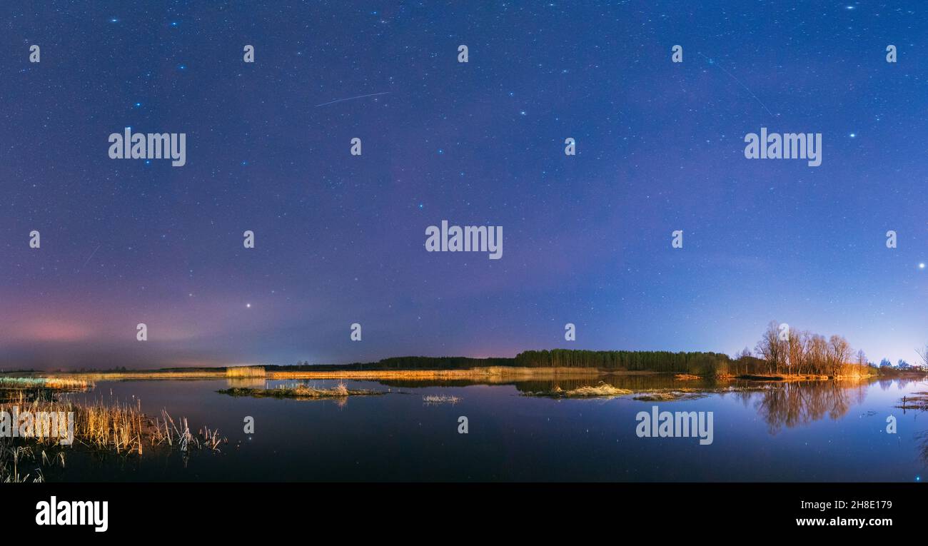 Bielorussia, Europa orientale. Notte Sky Stelle sopra campagna Paesaggio con fiume. Cielo stellato naturale sopra il laghetto nelle prime notti primaverili. Russo Foto Stock