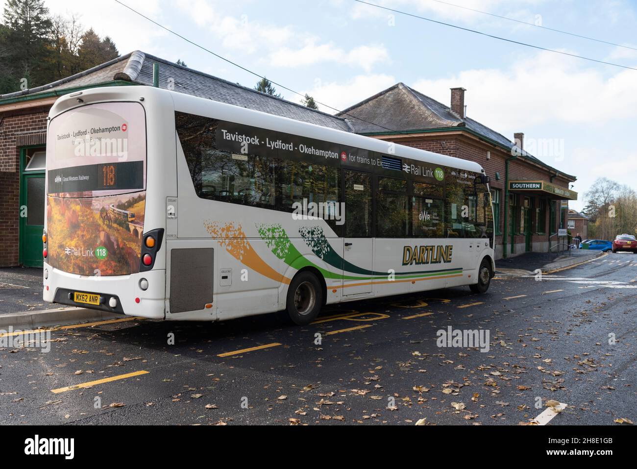 Okehampton, Devon, Inghilterra, Regno Unito. 2021. L'autobus Dartline alla stazione di Oakhampton per trasportare passeggeri che vogliono viaggiare sulla linea Dartmoor, recentemente Foto Stock