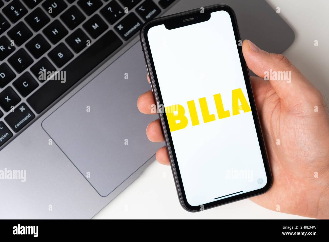 Billa applicazione mobile di catene alimentari. Un'app mobile per il pagamento e l'ordinazione di prodotti e merci online. Acquisto generi alimentari online Novembre 2021, San Francisco, USA Foto Stock
