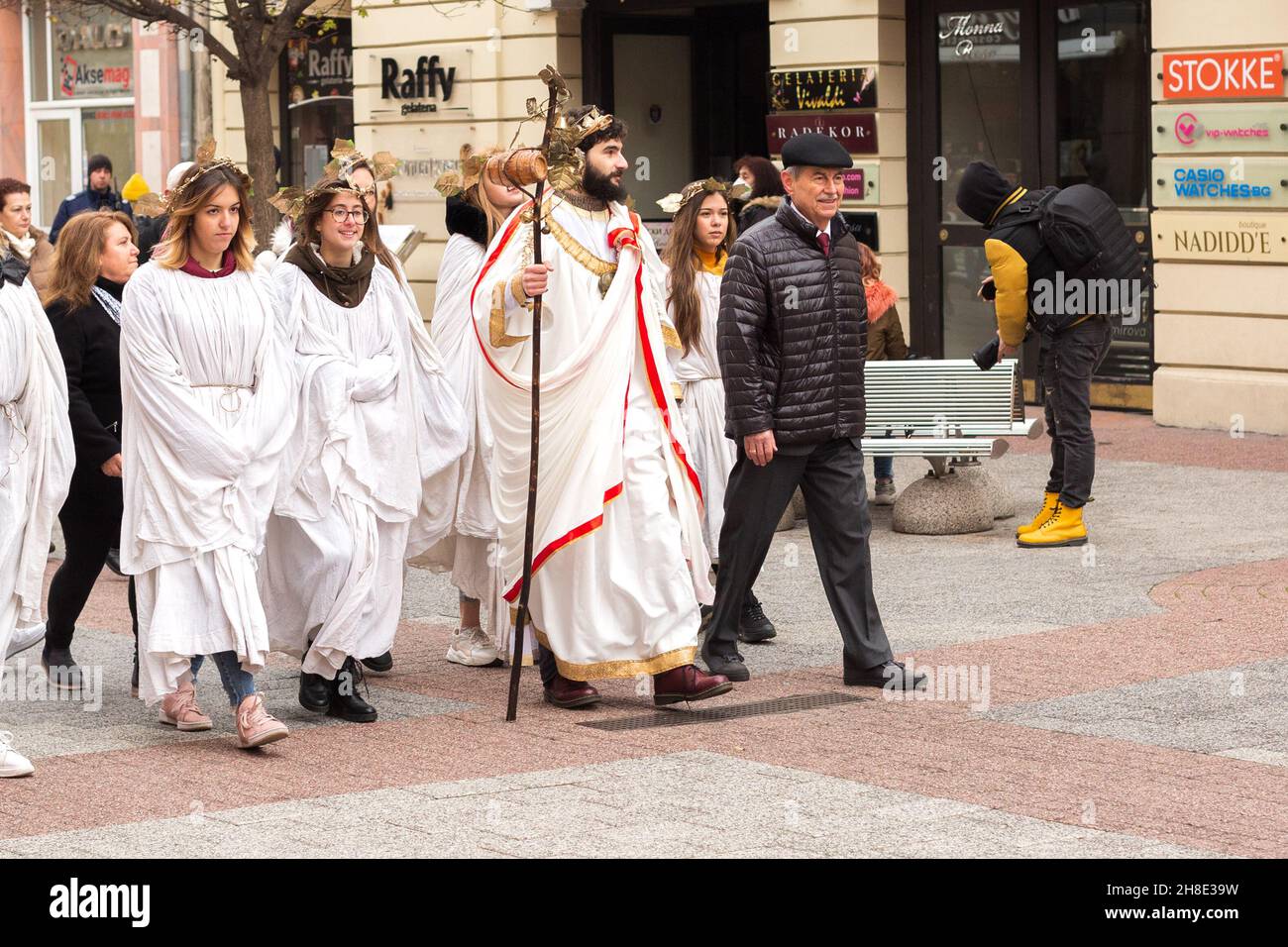 Plovdiv, Bulgaria - 26 novembre 2021: Giovane sfilata di vino nella città vecchia, processione dionisiana Foto Stock