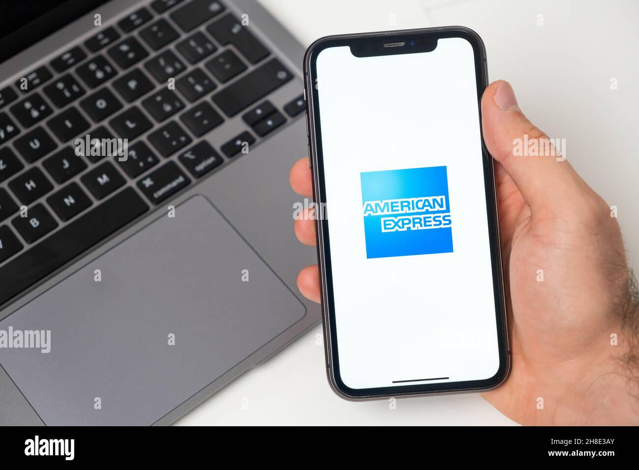 American express crypto wallet logo sullo schermo del cellulare e notebook sullo sfondo, novembre 2021, San Francisco, USA. Novembre 2021, San Francisco, USA Foto Stock