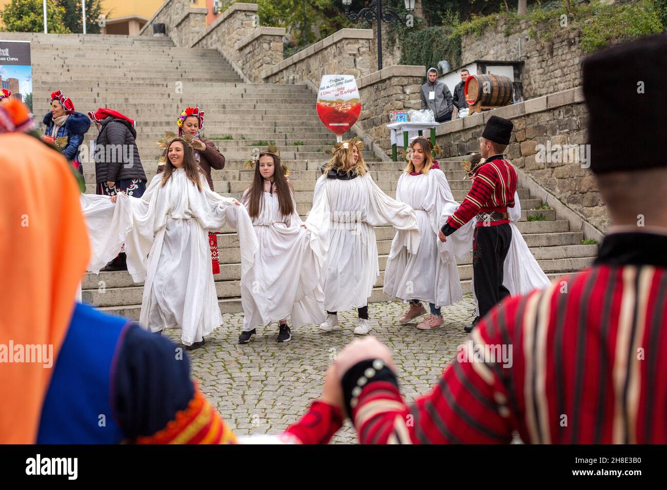 Plovdiv, Bulgaria - 26 novembre 2021: Giovane sfilata di vino nella città vecchia, processione dionisiana Foto Stock