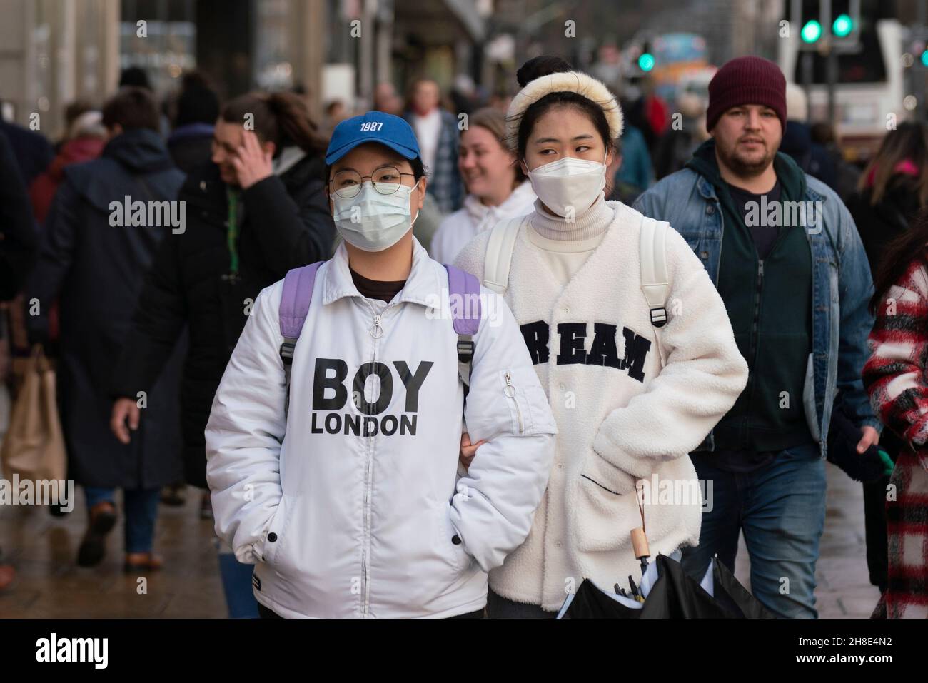 Edimburgo, Scozia, Regno Unito. 29 novembre 2021. Molti membri del pubblico indossano maschere per il viso all'aperto su Princes Street a Edimburgo. Con la nuova variante Omicron di Coronavirus ora in Scozia, il pubblico è stato invitato a indossare maschere per il viso il più possibile per ridurre al minimo la diffusione della nuova variante virale. Iain Masterton/Alamy Live News. Foto Stock