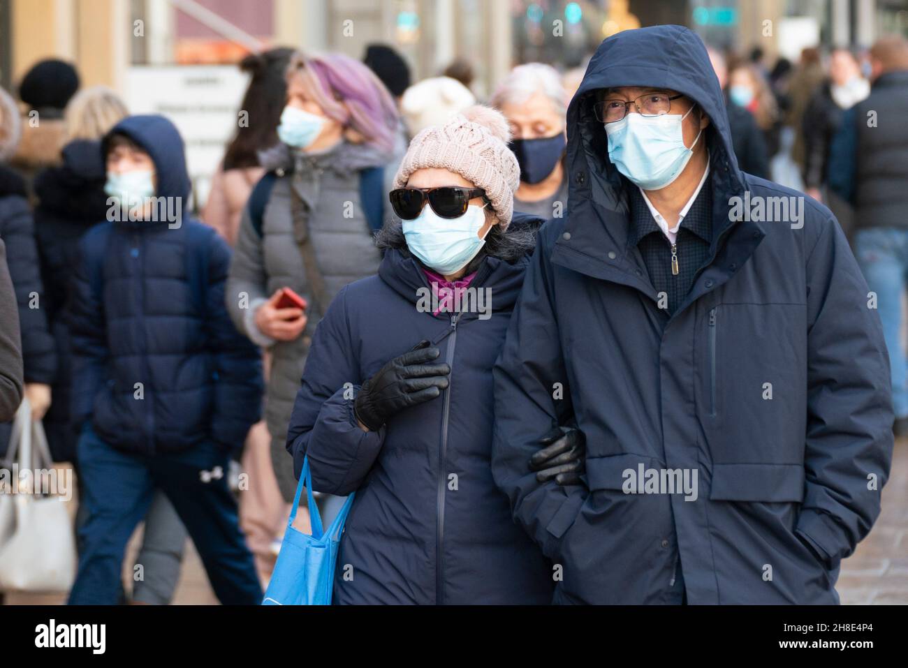 Edimburgo, Scozia, Regno Unito. 29 novembre 2021. Molti membri del pubblico indossano maschere per il viso all'aperto su Princes Street a Edimburgo. Con la nuova variante Omicron di Coronavirus ora in Scozia, il pubblico è stato invitato a indossare maschere per il viso il più possibile per ridurre al minimo la diffusione della nuova variante virale. Iain Masterton/Alamy Live News. Foto Stock