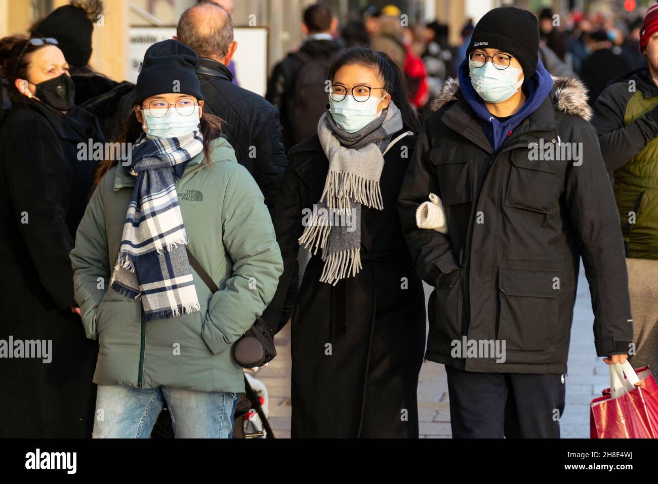 Edimburgo, Scozia, Regno Unito. 29 novembre 2021. Molti membri del pubblico indossano maschere per il viso all'aperto su Princes Street a Edimburgo. Con la nuova variante Omicron di Coronavirus ora in Scozia, il pubblico è stato invitato a indossare maschere per il viso il più possibile per ridurre al minimo la diffusione della nuova variante virale. Iain Masterton/Alamy Live News. Foto Stock