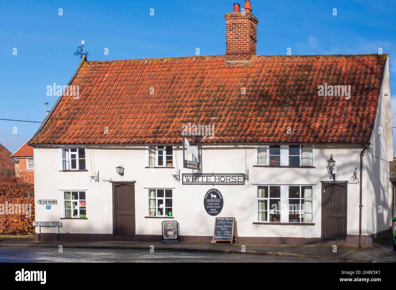 The White Horse, pub tradizionale inglese del villaggio per Rendham, Suffolk Foto Stock
