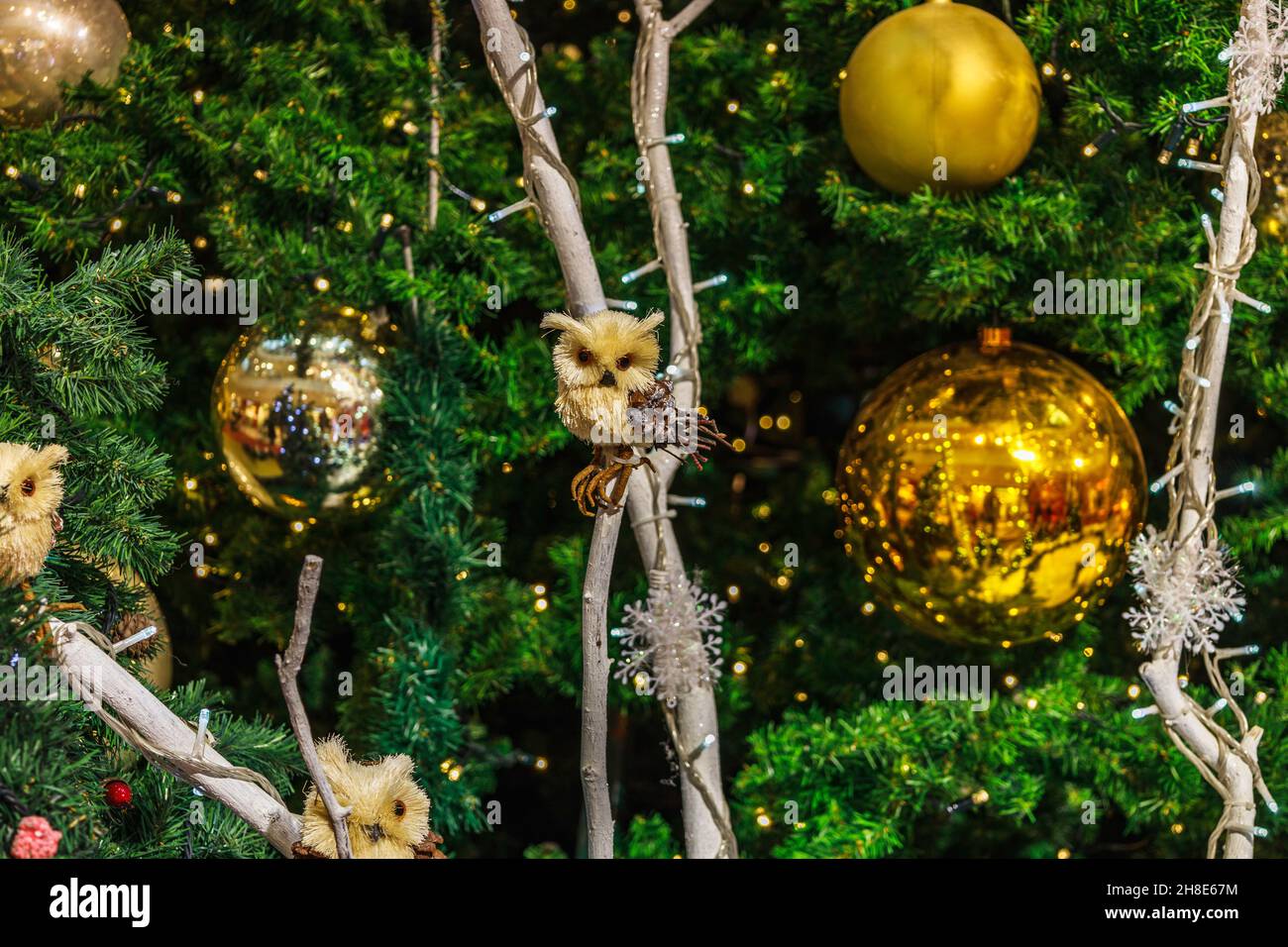 Sfondo di vacanza con carattere di Natale sull'albero Foto Stock